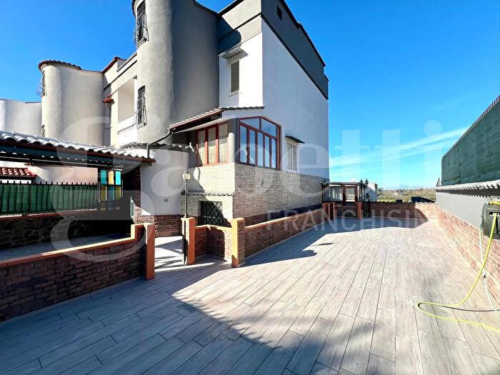 Casa quadrilocale in affitto in Via Tre Piccioni, Pozzuoli