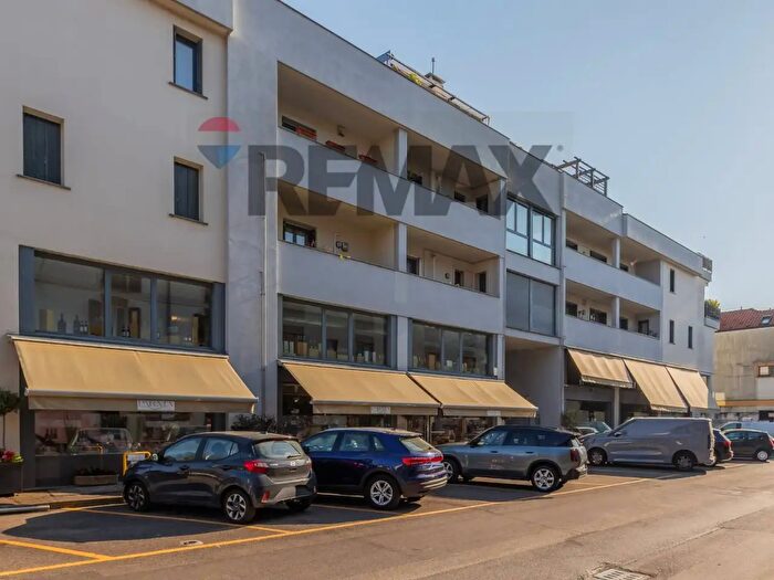 Appartamento trilocale in vendita in Via col di Lana, Monza