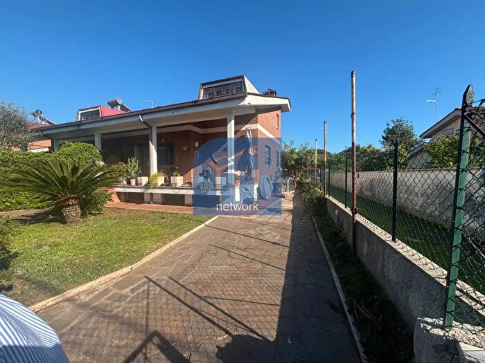 Casa con 5 locali in vendita in Via delle Mimose, Ardea