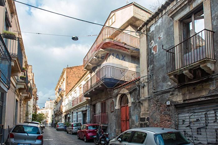 Casa con 20 locali in vendita in Via Abate Ferrara, Catania