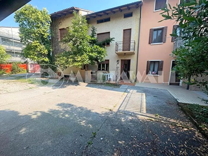 Casa con 9 locali in vendita in Via G Garibaldi, Roveredo In Piano