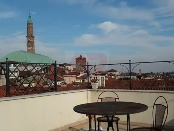 Appartamento quadrilocale in vendita in Contra Giuseppe Garibaldi, Vicenza