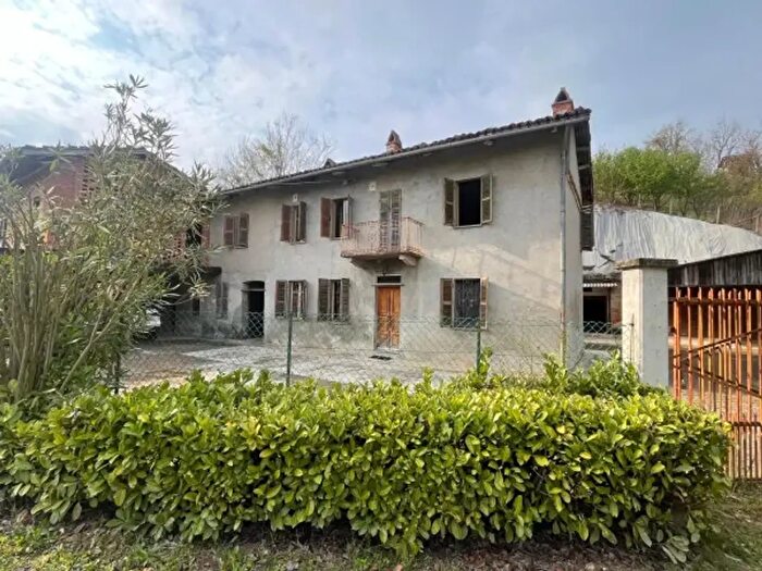 Casa con 6 locali in vendita in Frazione Mombarone, Asti