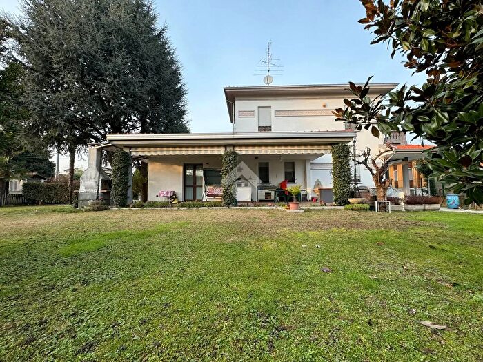 Casa con 6 locali in vendita in Viale Quagliotti, Galliate