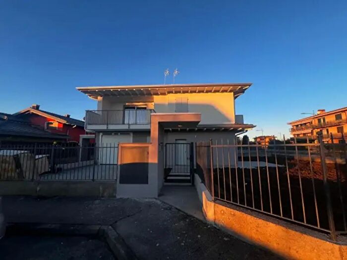 Appartamento trilocale in vendita in Via delle Stelle, Romano Di Lombardia