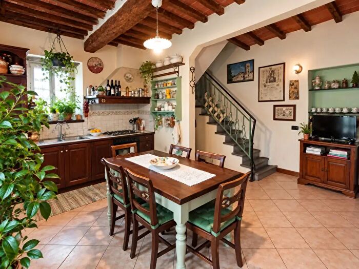 Casa trilocale in vendita in Via San Francesco, Camaiore