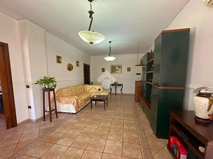 Appartamento quadrilocale in vendita in Via Scarfoglio, Mondragone