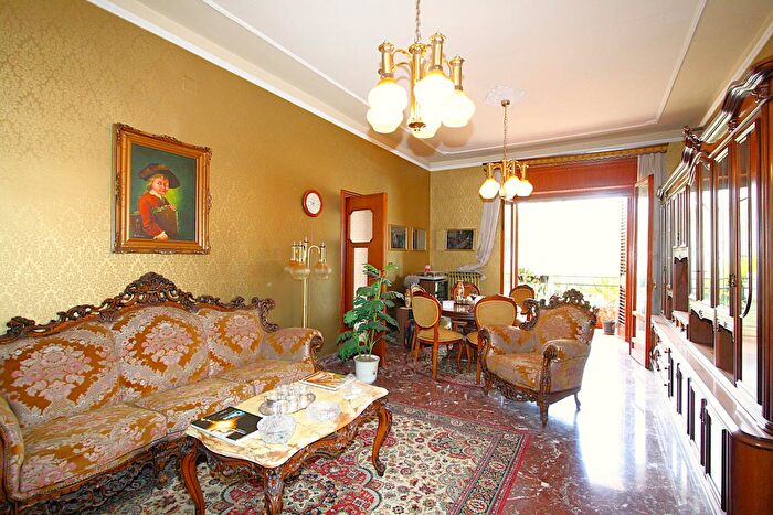 Casa con 6 locali in vendita in Via Provinciale Matino Parabita Le Italia, Parabita