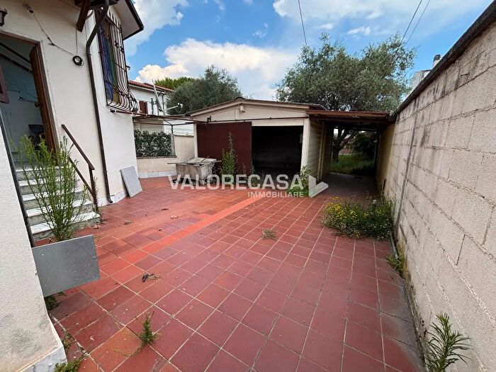 Casa quadrilocale in vendita in Carrara