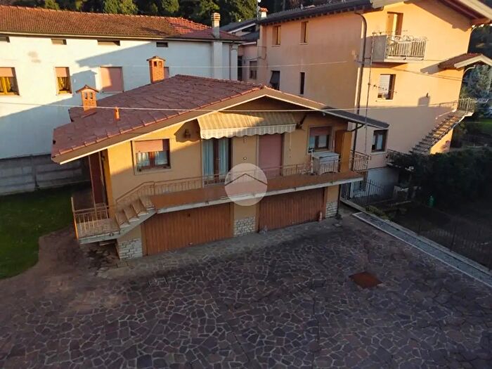 Casa quadrilocale in vendita in Via Combattenti, Credaro