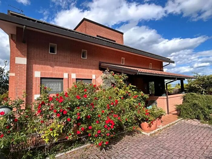 Casa con 6 locali in vendita in Via Carlo De Paulis, LAquila