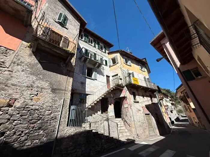 Casa con 6 locali in vendita in Via Regina, Brienno