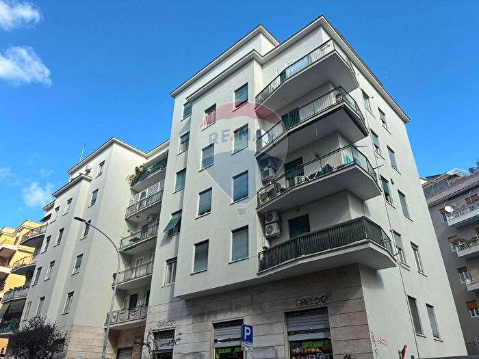 Appartamento quadrilocale in vendita in Via Edoardo Jenner, Roma