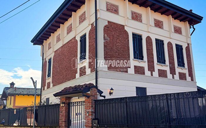 Appartamento con 8 locali in vendita in Mediglia