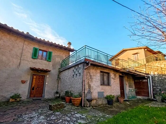 Casa con 15 locali in vendita in Via della Torre, Villa Basilica