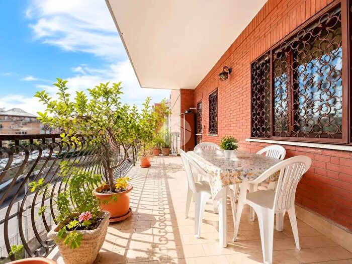 Appartamento trilocale in vendita in Via Giulianello, Roma
