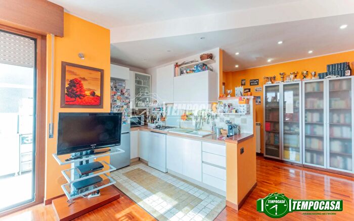 Appartamento trilocale in vendita in Via Edmondo De Amicis, Bollate