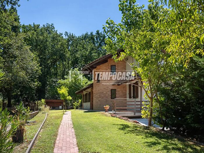 Casa con 6 locali in vendita in Via Don Pennanzio, Bra