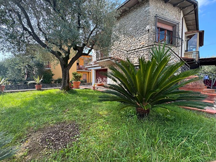Casa con 6 locali in vendita in Via Sestini, Pistoia