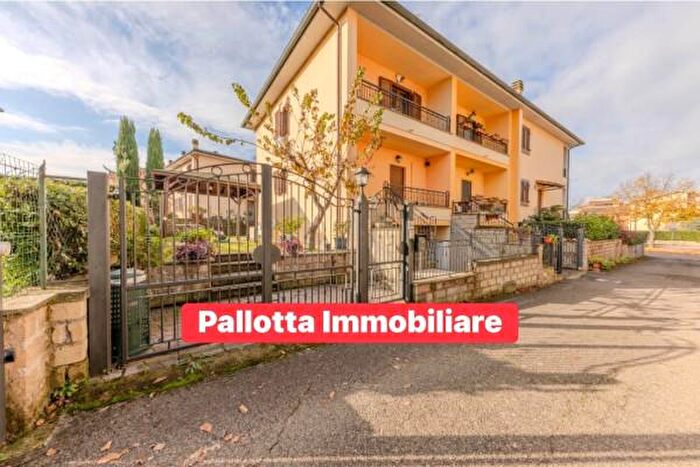 Casa trilocale in vendita in Via San Sebastiano, Capodimonte