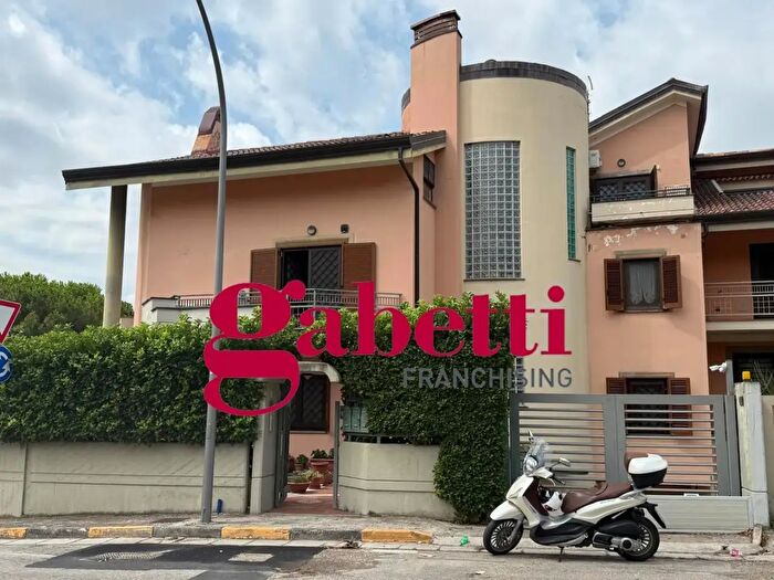 Casa con 9 locali in vendita in Via De Cillis, Caserta