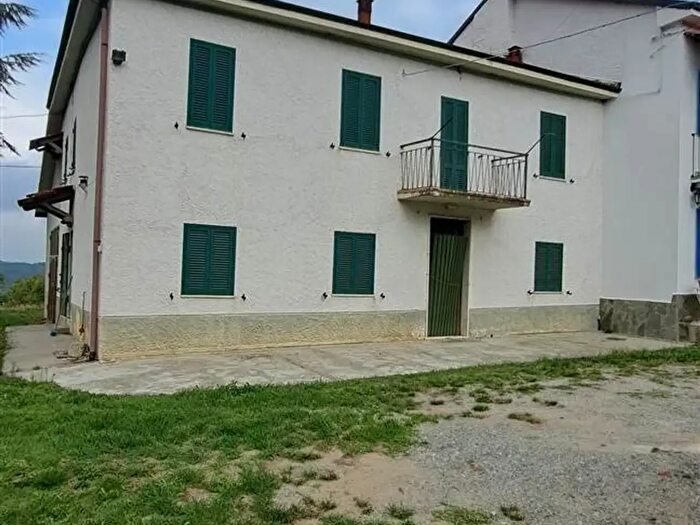 Casa con 8 locali in vendita in Sessame