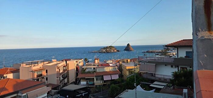 Appartamento trilocale in vendita in Via Scalazza Aci Castello, Aci Castello