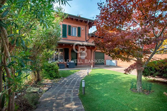 Casa con 6 locali in vendita in Via Giovanni Paolo, Battuda