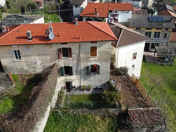 Casa con 8 locali in vendita in Via Verdi, Alta Valle Intelvi