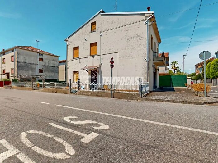 Casa quadrilocale in vendita in Via Alessandro Manzoni, Guastalla