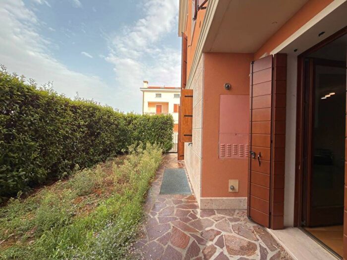 Appartamento trilocale in affitto in Via del Santo, Centro, Limena