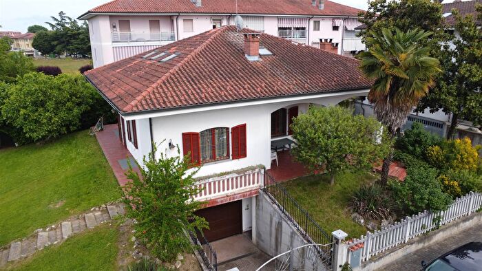 Casa con 9 locali in vendita in Strada Zabert Villanova dAsti At Italy, Villanova DAsti