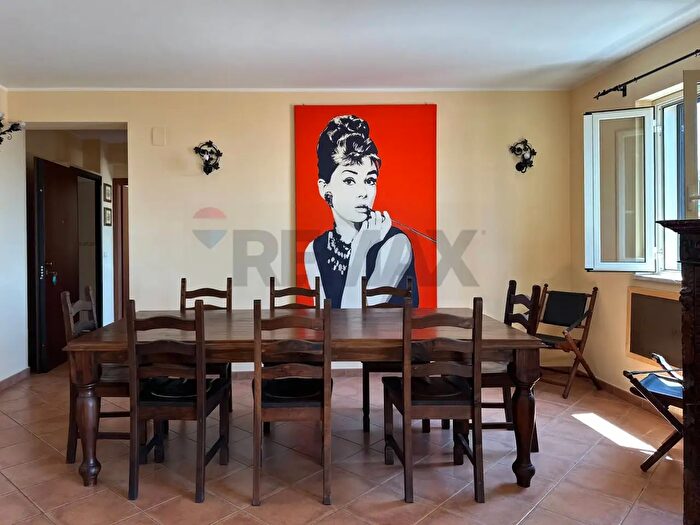 Appartamento con 5 locali in vendita in Via Grotte Snc, Furci Siculo
