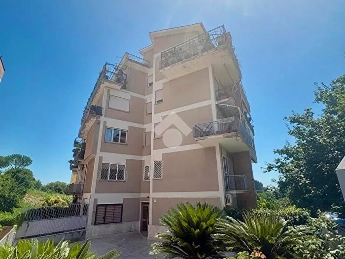 Appartamento trilocale in vendita in Via Cruciani Alibrandi, Roma