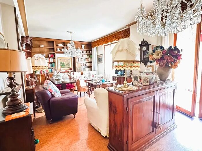 Appartamento con 10 locali in vendita in Via IV Novembre, Arezzo