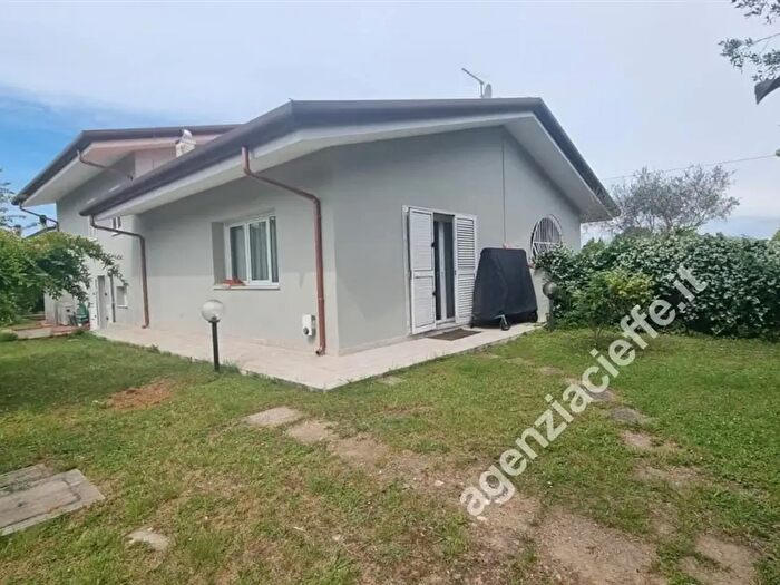 Casa con 5 locali in vendita in Massa