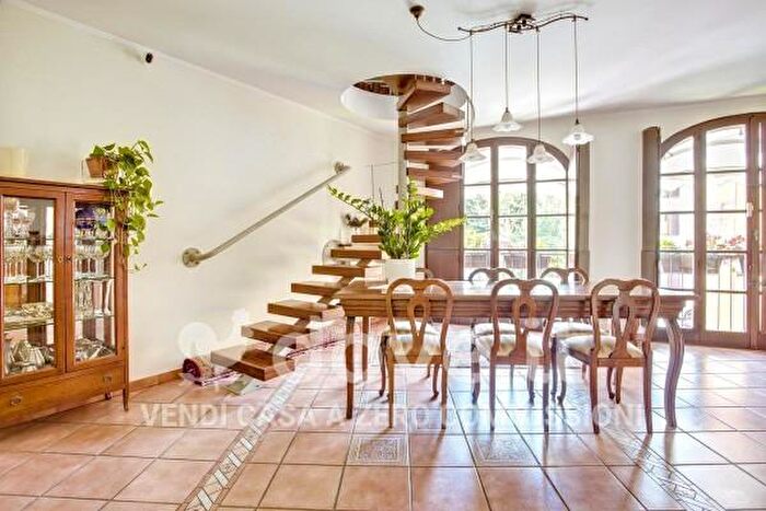 Casa con 6 locali in vendita in Via Corte, Cuveglio
