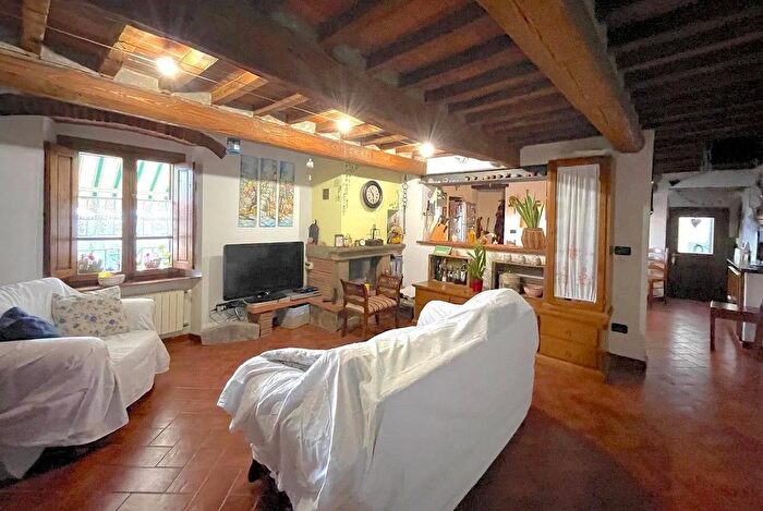 Casa con 8 locali in vendita in Via di Castelvecchio, Pescia