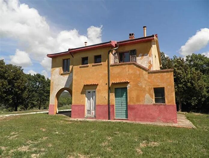 Casa con 8 locali in vendita in Montecatini Val Di Cecina