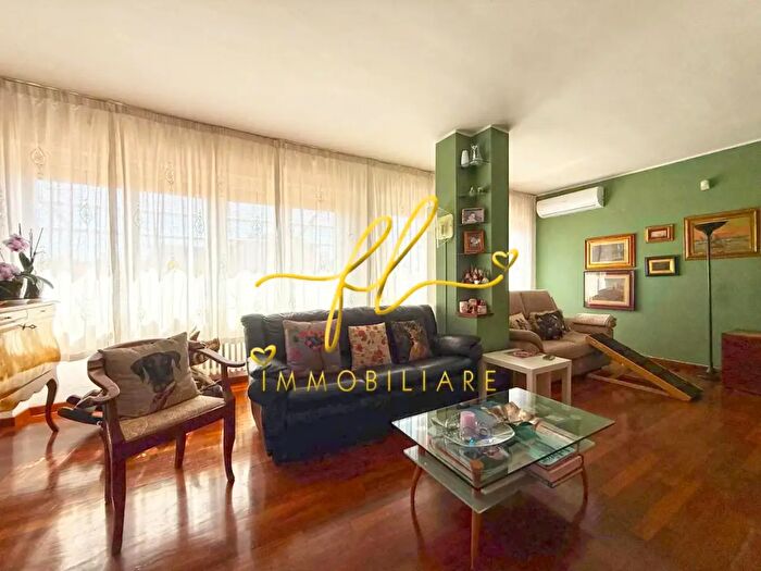 Appartamento con 9 locali in vendita in Cecina