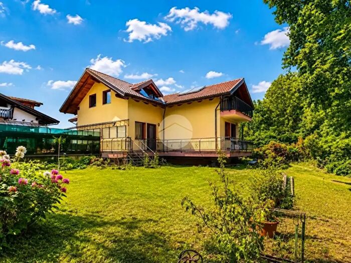 Casa con 9 locali in vendita in Via dei Caduti, Givoletto
