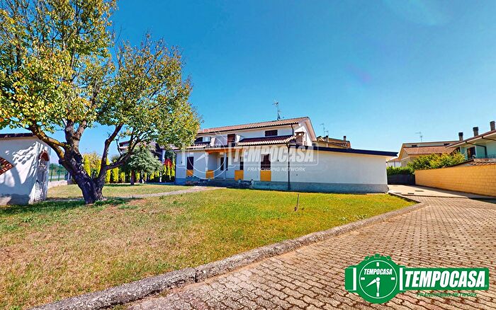 Casa con 7 locali in vendita in Frascarolo