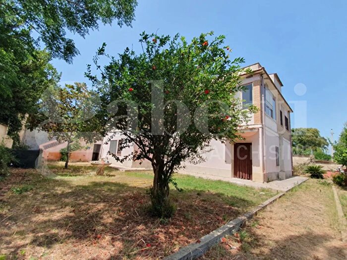 Appartamento con 5 locali in vendita in Via del Pavone, Ardea