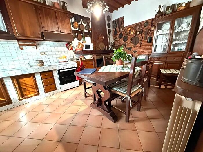 Casa con 7 locali in vendita in Lucca