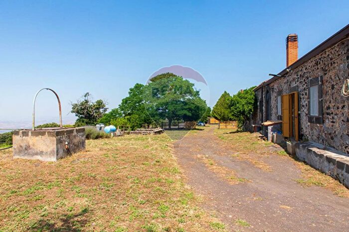 Casa con 20 locali in vendita in Prato Fiorito, Adrano