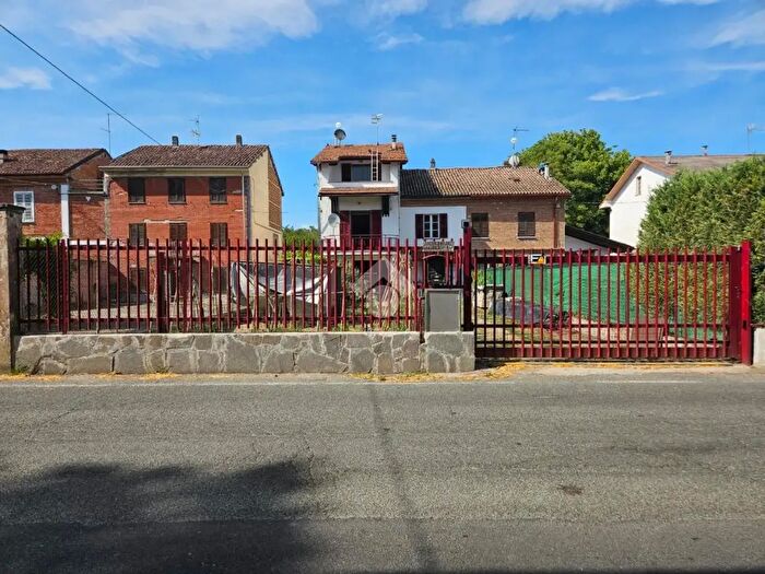 Casa con 8 locali in vendita in Via Borgo Giardino, Castelnuovo Belbo