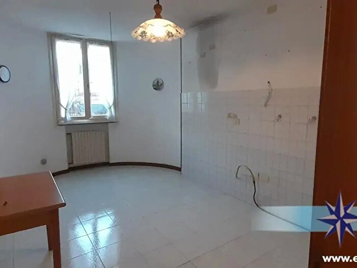 Appartamento con 6 locali in vendita in Massa