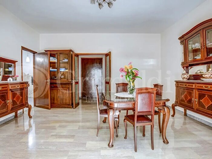 Appartamento trilocale in vendita in Via Enrico Fermi, Roma