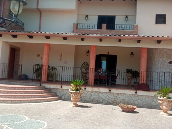 Casa con 6 locali in affitto in Via Potenza, Pinetamare, Castel Volturno