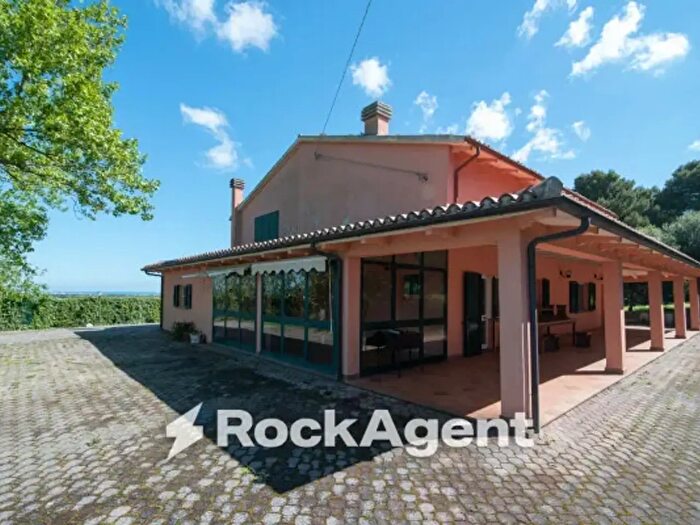Casa con 5 locali in vendita in Fano